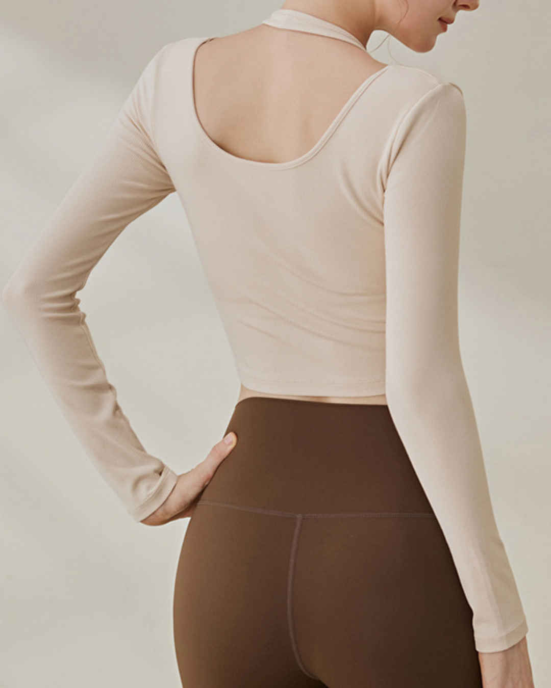 カットアウトホルターネックロングスリーブ 3971