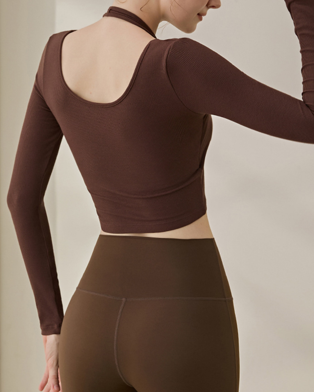 カットアウトホルターネックロングスリーブ 3971